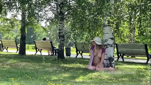 naked-woman,naked-lady,woman-in-park,exhibitionist,naked-in-public