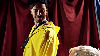 shorthair,bottomless,couch,t-shirt,jeans