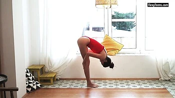 brunette,russian,stretching-legs,acrobatics,solo-female