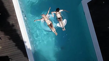 bikini,pornstars,outdoor,lesbian,pool
