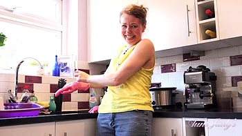 milf,small-tits,brunette,masturbation,solo-female